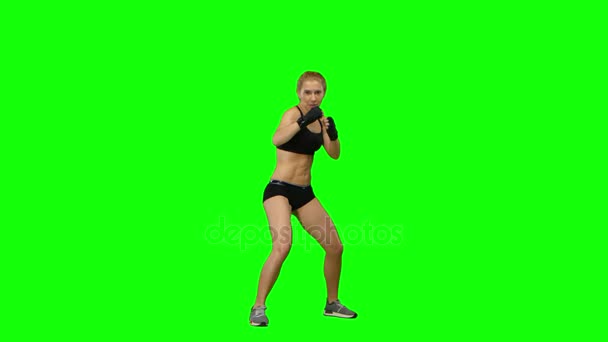 Kickboxer στέκεται μπροστά και στέλνει ενισχ.αλουμίνιο έναν αντίπαλο στέκεται επί τόπου. Πράσινη οθόνη — Αρχείο Βίντεο