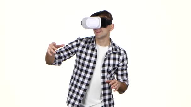 Man in het masker van virtual reality op hoofd. Witte achtergrond — Stockvideo