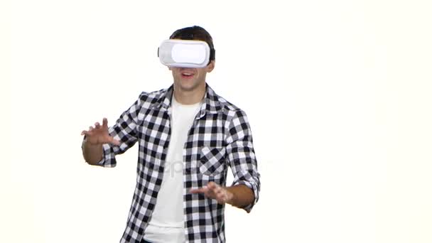 Ο άνθρωπος που παίζει online παιχνίδι φορώντας γυαλιά εικονικής πραγματικότητας. Λευκό φόντο — Αρχείο Βίντεο