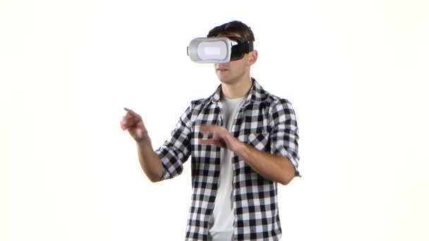 Muž pracuje se soubory ve virtuální realita brýle. Pohybem ruky — Stock video