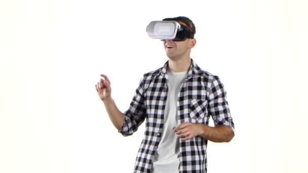 El hombre trabaja con archivos en gafas de realidad virtual. Fondo blanco — Vídeo de stock