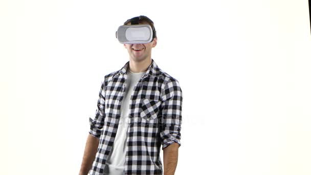 Nejprve se dívá na virtuální realita brýle. Muž mávl rukou — Stock video