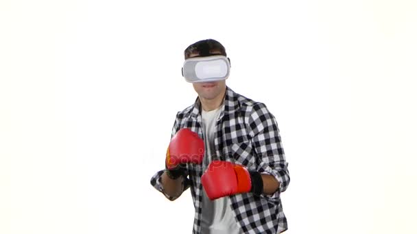 Ο άνθρωπος παίζει σε ένα κουτί με γυαλιά εικονικής πραγματικότητας — Αρχείο Βίντεο
