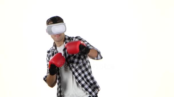 Бокс з окулярами віртуальної реальності чоловіками. Білий фон — стокове відео