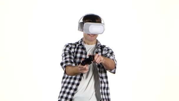 Ο άνθρωπος παίζει με gamepad με ακουστικά και γυαλιά εικονικής πραγματικότητας — Αρχείο Βίντεο
