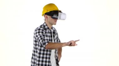 Mühendis sarı kask içinde vr gözlük yardımı ile çalışır