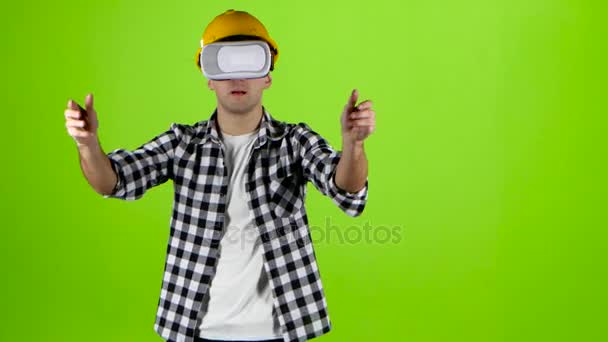 Ingeniero en trabajos de casco amarillo de gafas vr. Pantalla verde — Vídeos de Stock