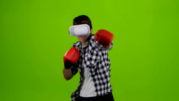 O homem joga numa caixa com óculos VR. Tela verde — Vídeo de Stock