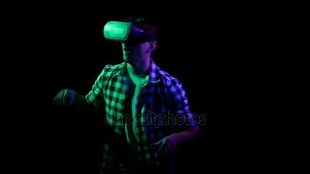 Hombre jugando juegos en línea en gafas de realidad virtual. Estudio negro — Vídeos de Stock