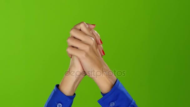 Estudio de pantalla verde. Chica cruza su ancho de mano de dos manos — Vídeos de Stock