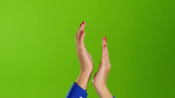 Дві жіночі руки ковзають і аплодують на зеленому тлі екрану — стокове відео