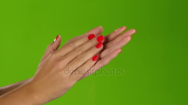 Flicka gör klappar händerna på en grön skärm bakgrund — Stockvideo