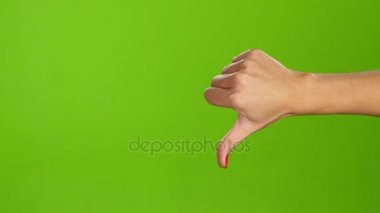 İşaret dili. Başparmak aşağı el yeşil ekran arka plan üzerinde