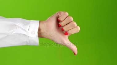 İşaret dili. Başparmak aşağı kadın yeşil ekran arka plan üzerinde el
