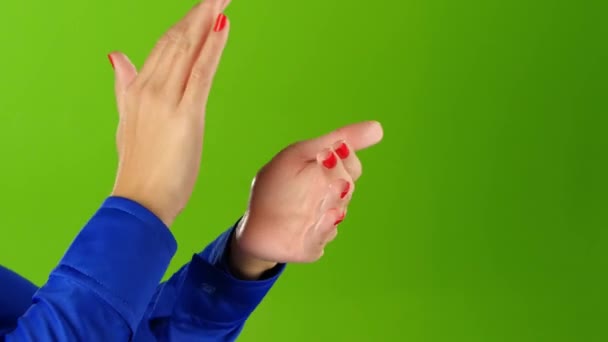 Close-up. Meisje doet applaus haar handen op groen schermachtergrond — Stockvideo