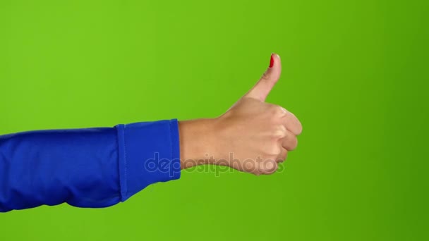 Mão mostrando polegares para cima duas vezes por quadro. Estúdio de tela verde — Vídeo de Stock