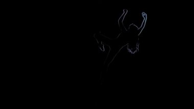 Bilgisayar işlem, kadın dans pilon siyah arka plan üzerinde gerçekleştirir
