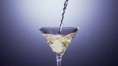 Alkol içki uzun boylu martini cam dökülür. Ağır çekim