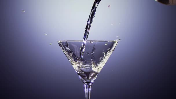 Au ralenti. La boisson alcoolisée est versée dans un grand verre de martini — Video