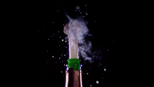 Champagnefles wordt geopend en besprenkeld. Slowmotion, zwarte achtergrond — Stockvideo