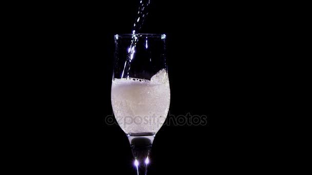 Slow-motion. Champagne wijn wordt gegoten in transparant glas tuimelaar — Stockvideo