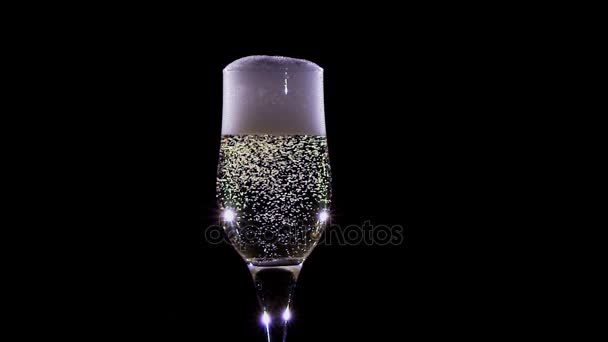 Bublinky šampaňského vína šumivá ve sklenici. Zpomalený pohyb