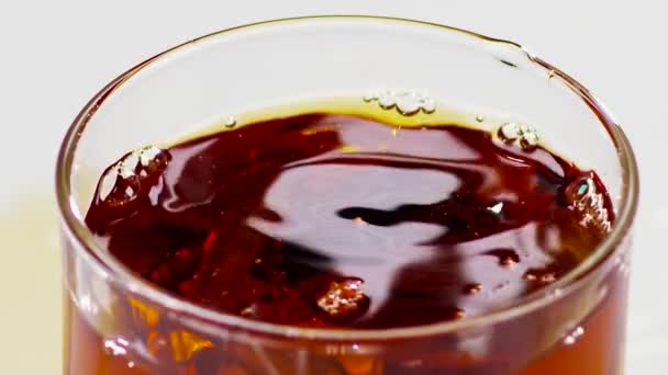 Closeup. Sklo ze skotské whisky a kostky ledu, pomalý pohyb — Stock video