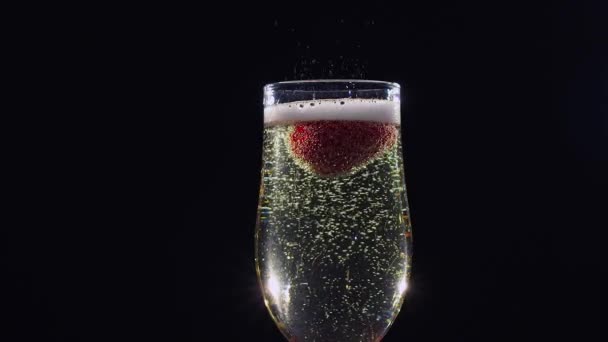 Mellow aardbei in glas met champagne mousserende wijn. Slow motion — Stockvideo