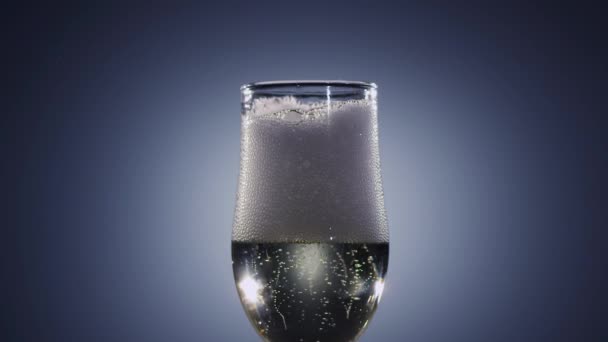 Närbild. Champagne vin mousserande i högt glas i slow motion — Stockvideo