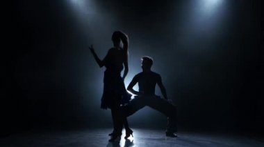 Dumanlı studio, poz rumba dansçıların profesyonel çift siluet