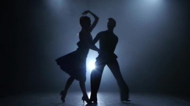 Dumanlı studio, poz jive dansçıların profesyonel çift siluet