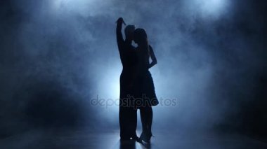 Dumanlı studio, poz tango dansçıların profesyonel çift siluet