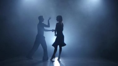 Dumanlı Studio, evli çiftler tarafından gerçekleştirilen dans rumba siluet