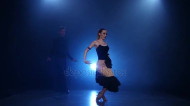 Mutlu çift mavi spot ile dumanlı Studio Latino dans