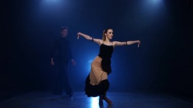 Profesyonel dansçılar zarif çifti dumanlı stüdyoda dans neşeli