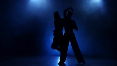 Dumanlı Studio'da rumba dans performans çift dansçılar silüeti