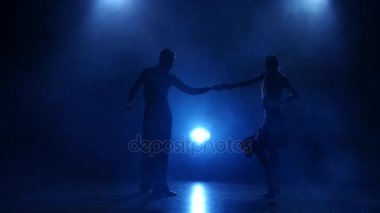 Siluet çift dansçılar samba dansı dumanlı Studio'da gerçekleştirme