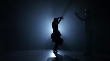 Duygusal ve zarif rumba dans şampiyonları, dumanlı stüdyo tarafından gerçekleştirilen