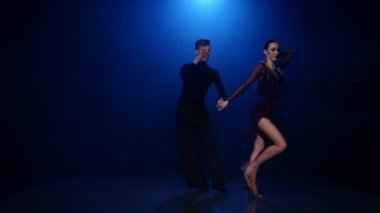 Profesyonel zarif dansçılar birkaç dumanlı stüdyoda dans rumba