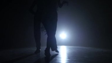 Dans iki muhteşem koreografi rumba, siyah arka plan gösteren. Yakın çekimler