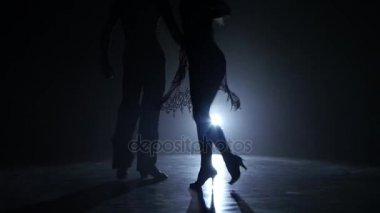 Dans iki muhteşem koreografi salsa, siyah arka plan gösteren. Yakın çekimler
