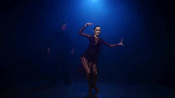 Tango dancing couple of professional elegant dancers in smoky studio — Stock Video