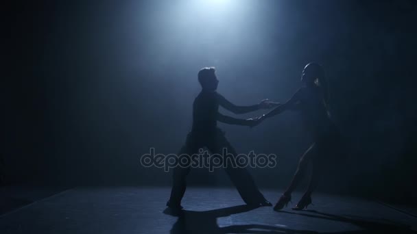 Элемент танца из латиноамериканской программы, силуэт пара бальный зал — стоковое видео