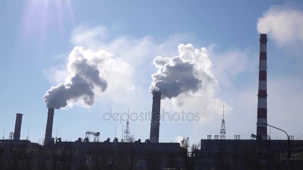 Três tubos de trabalho na planta de onde sai o vapor — Vídeo de Stock