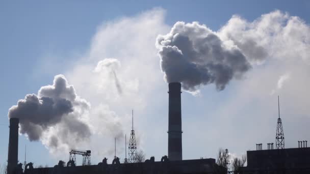 Trois tuyaux de travail dans l'usine à partir de laquelle la vapeur sort — Video