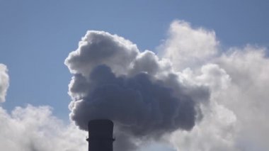 Endüstriyel fabrikasında çalışan borudan duman çıkıyor