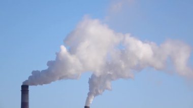 Endüstriyel kurumsal borular tonluk gaz kütleleri ortama kusmak.