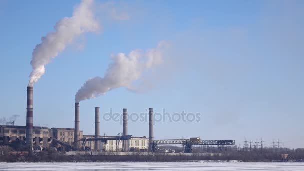 De las tuberías de una planta industrial nube en el cielo — Vídeo de stock