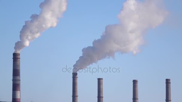 Rohre von Industrieunternehmen spucken Tonnen von Gas in die Umwelt — Stockvideo
