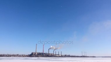 Endüstriyel peyzaj alanı. Bacalardan atmosferi, ağır sanayi kirleten